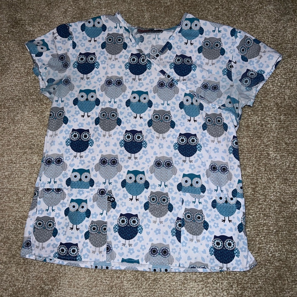 MetroScrubs White and Blue Owl Women’s Scrub Top, size XS